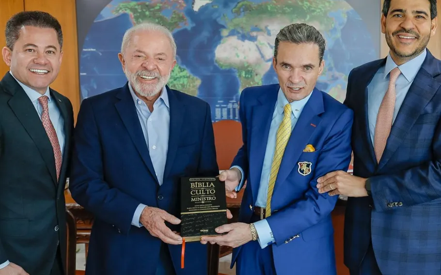 Gayer ironiza operação da PF contra Cezinha de Madureira, que tem foto com Lula