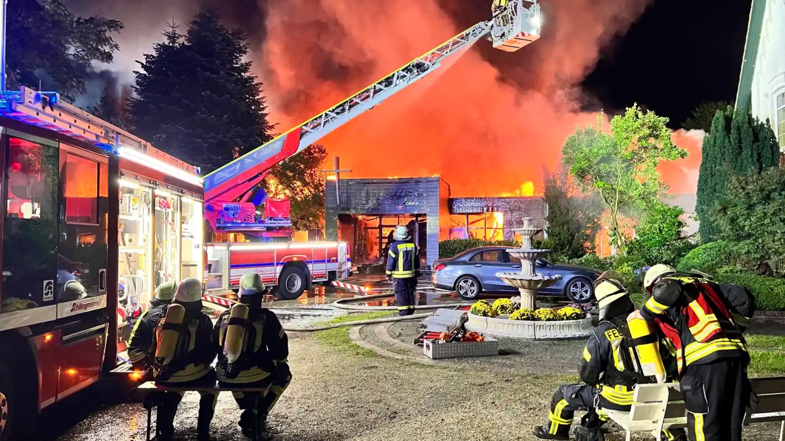 Igreja pentecostal é incendiada por grupo extremista de esquerda