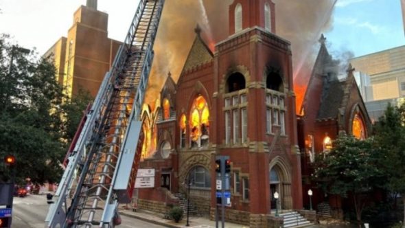 Empresário doa milhões para reconstruir igreja destruída em incêndio