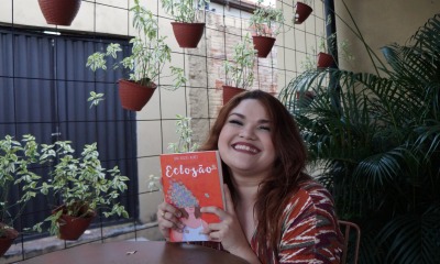 Ioná Nunes com livro Eclosão