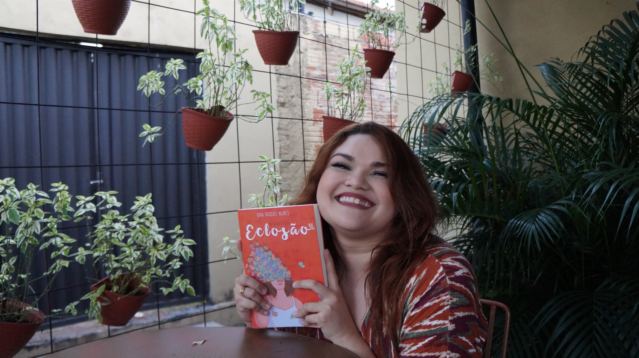 Ioná Nunes com livro Eclosão