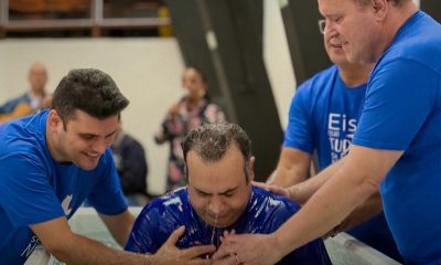 Iranianos novos convertidos são batizados em culto no Brasil