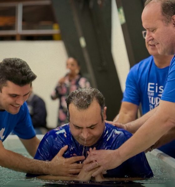 Iranianos novos convertidos são batizados em culto no Brasil