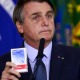 Jair Bolsonaro exibe medicamento