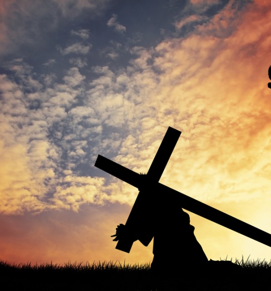 Jesus carregando a cruz