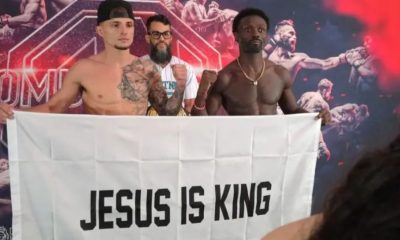 Lutadores exibem faixa ‘Jesus é Rei’ em evento de MMA
