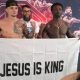 Lutadores exibem faixa ‘Jesus é Rei’ em evento de MMA