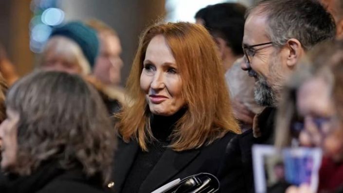 J.K. Rowling admite ter um ‘vácuo em forma de Deus’
