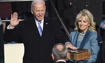 Joe Biden faz juramento de posse com mão sob a Bíblia