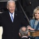 Joe Biden faz juramento de posse com mão sob a Bíblia