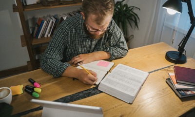 Jovem fazendo devocional