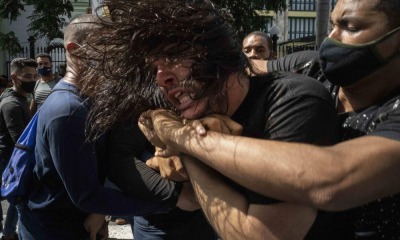 Jovem sendo detido em protestos contra regime ditatorial