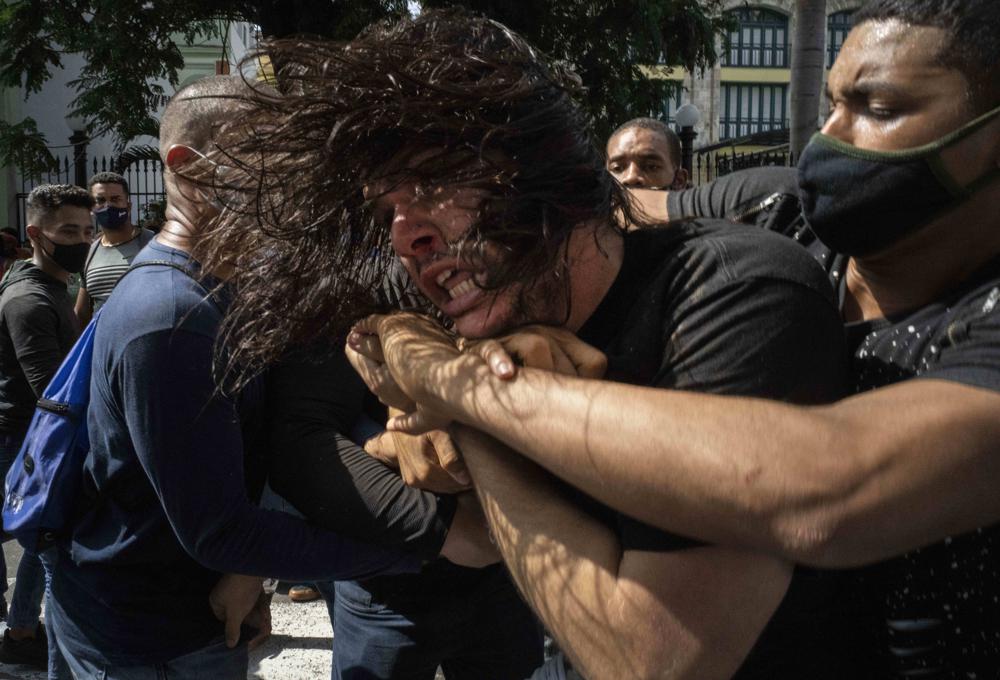 Jovem sendo detido em protestos contra regime ditatorial