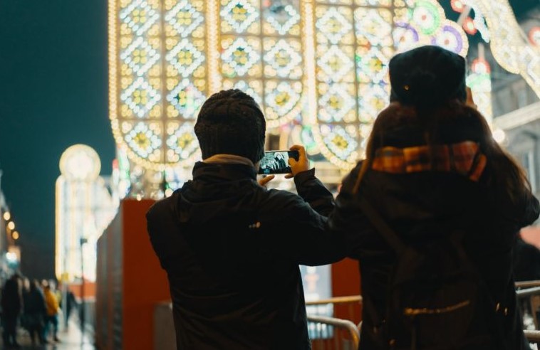 Jovens filmam apresentação de Natal