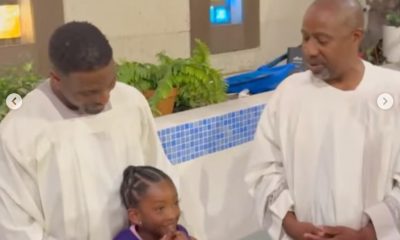Ator Kel Mitchell se emociona ao batizar a filha no aniversário de 8 anos