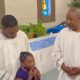 Ator Kel Mitchell se emociona ao batizar a filha no aniversário de 8 anos