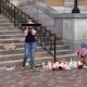 Mulher é presa após vandalizar memorial de Charlie Kirk