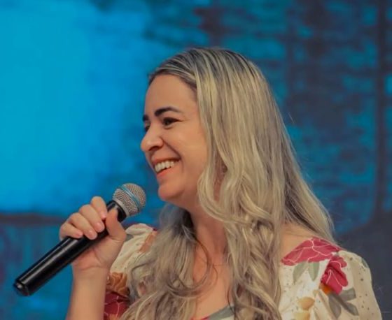 Cantora Keyla Costa volta a andar após ser baleada