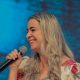 Cantora Keyla Costa volta a andar após ser baleada