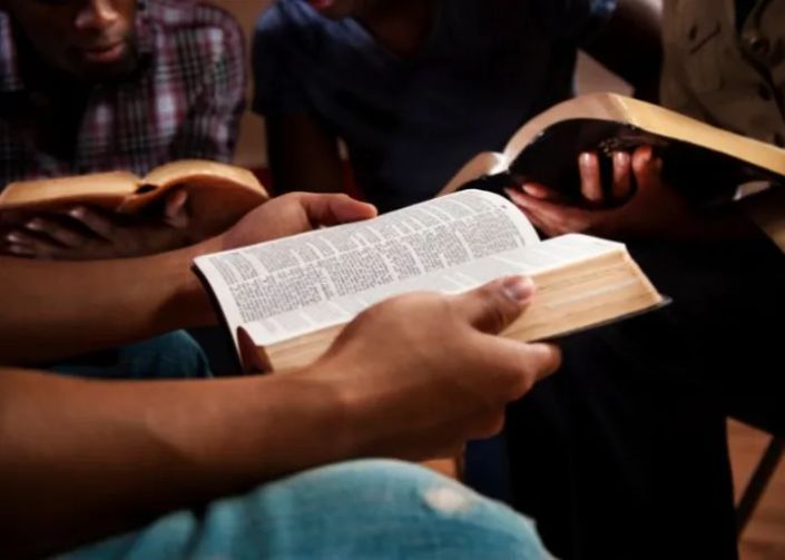 Ler a Bíblia 15 minutos por dia oferece benefícios, diz pastor