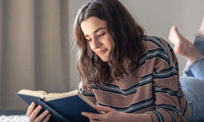 Geração Z se dedica à leitura devocional e impulsiona mercado de livros
