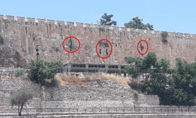 letras formando nome de Deus no muro do Monte do Templo