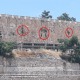 letras formando nome de Deus no muro do Monte do Templo