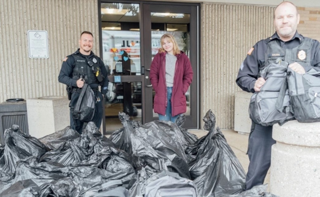 LifePoint Church entrega doações para a polícia