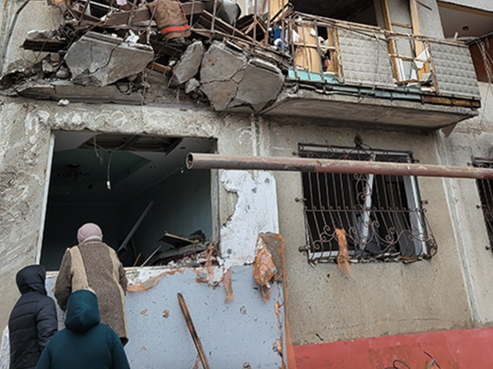 Local destruído por bombardeio na Ucrânia