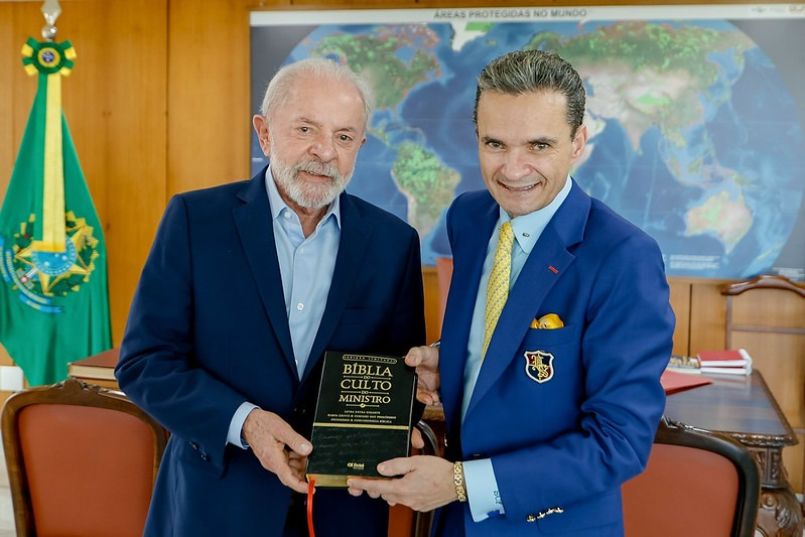 Michelle Bolsonaro ironiza reunião de bispo com Lula