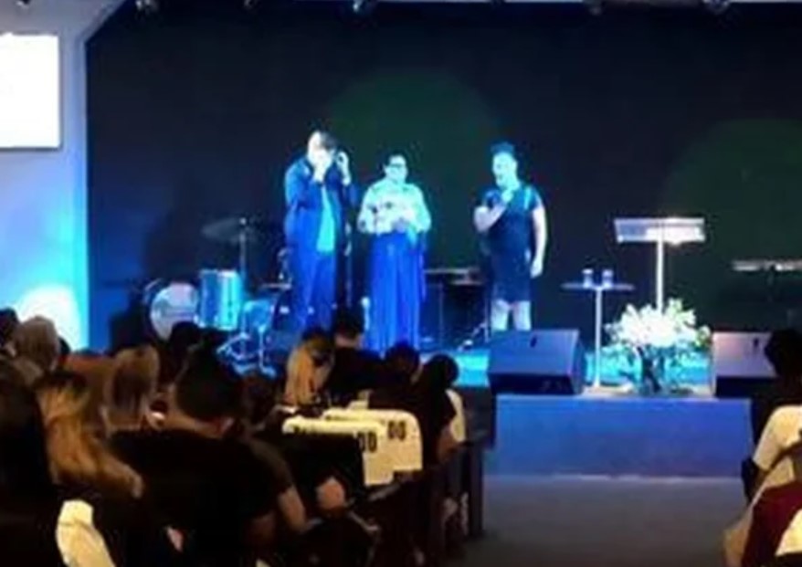 Mãe de Marília Mendonça em culto