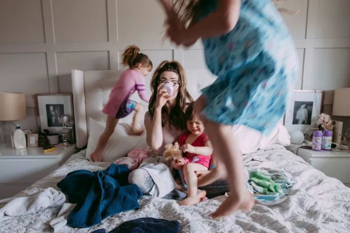 Mulheres casadas com filhos relatam maior felicidade que solteiras, aponta estudo
