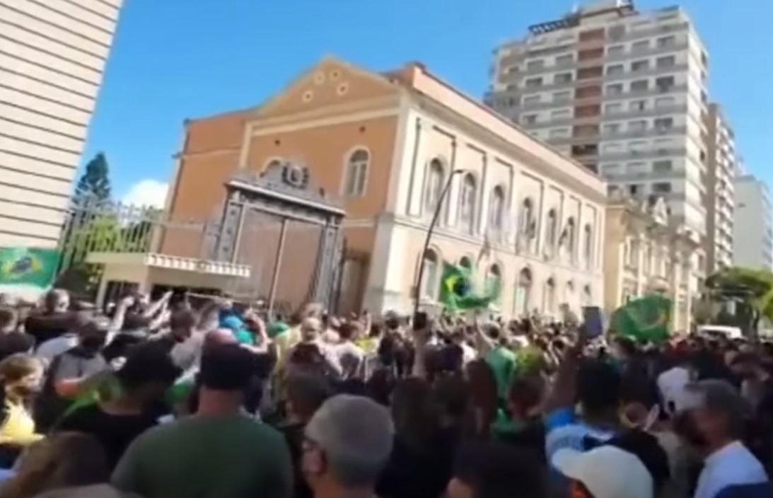 Manifestações contra Eduardo Leite