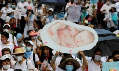 Manifestante exibe bebê em cartaz