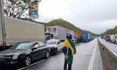 Manifestante observa caminhoneiros parados