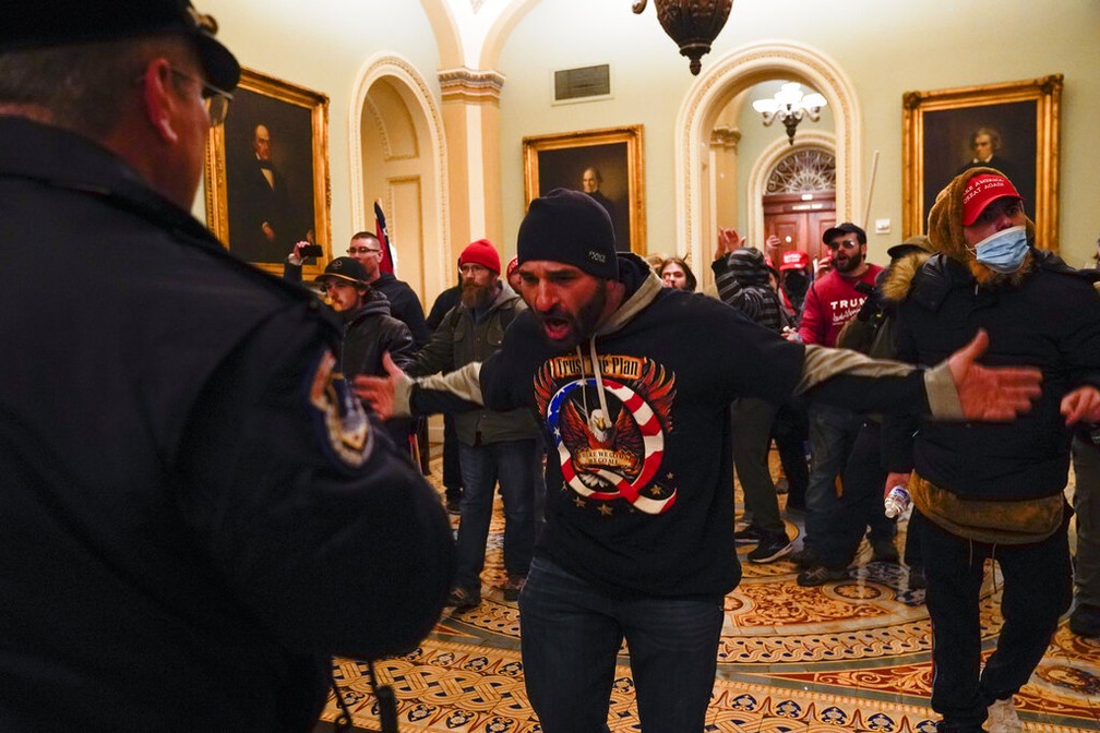 Manifestantes favoráveis a Trump dentro do Capitólio