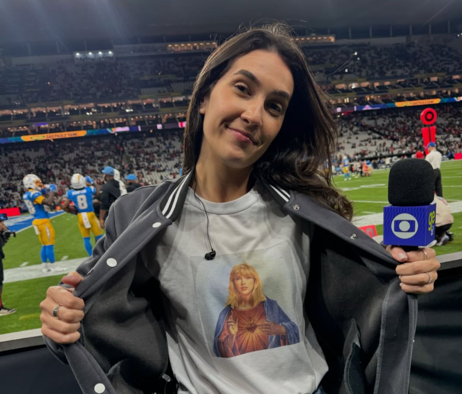 Jornalista da Globo criticada por camisa considerada ofensiva a Maria