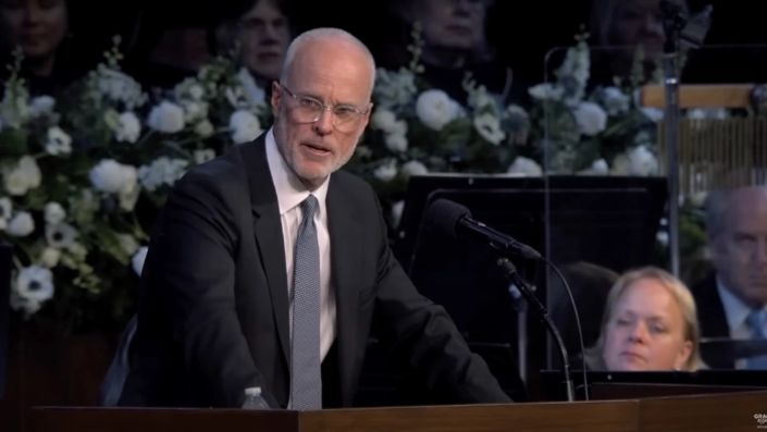 Filho se emociona ao recordar últimas palavras de John MacArthur