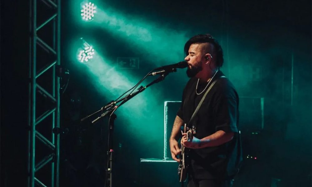 Mauro Henrique assume vocais em turnê do guitarrista Kiko Loureiro