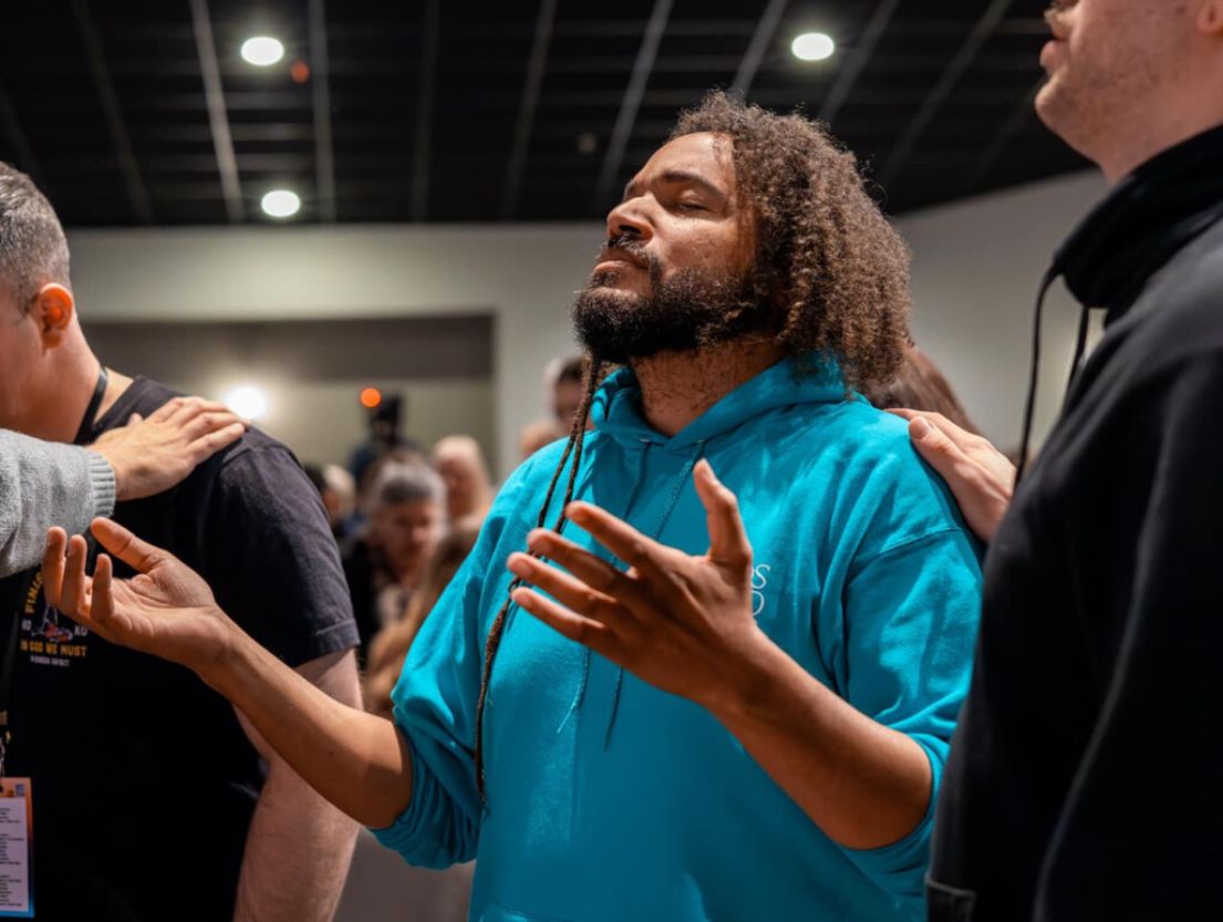 Após polêmica, pastor da Vineyard retira apoio a pregador que diz ir ao inferno