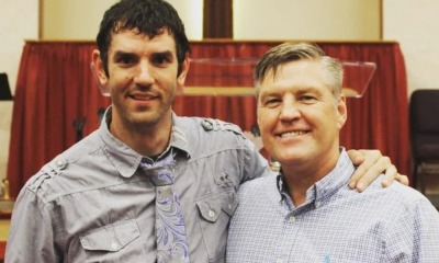 Micah Wilder e o pastor batista Alan Benson.