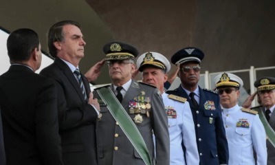 Militares prestam continências ao presidente da República