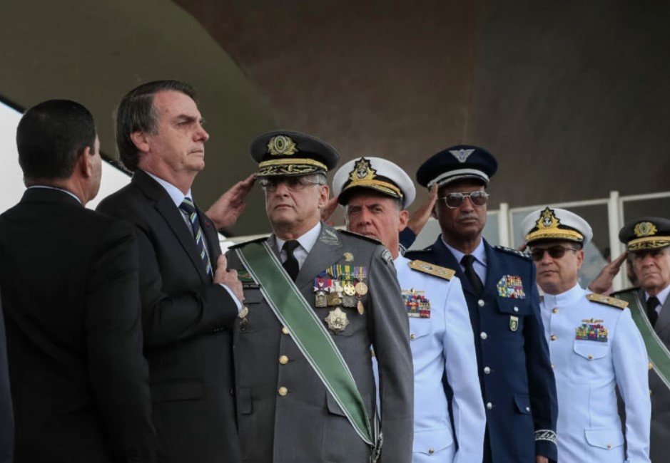 Militares prestam continências ao presidente da República