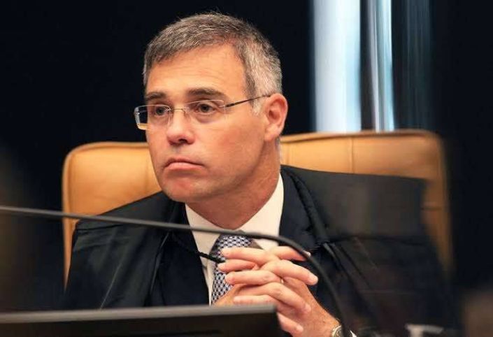 Sorteio no STF coloca caso do INSS na mão de André Mendonça
