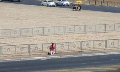 Momento em que o homem ora em frente ao Palácio do Planalto