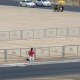 Momento em que o homem ora em frente ao Palácio do Planalto