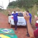 Moradores oram com a bandeira do Brasil e do estado