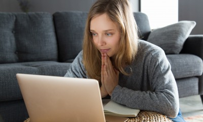 Mulher usando o computador para estudos bíblicos