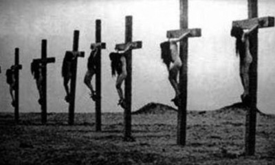 Mulheres cristãs crucificadas durante o genocídio armênio