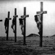 Mulheres cristãs crucificadas durante o genocídio armênio